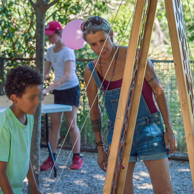 Jeu du gruyère, jeu en bois géant pendant une animation avec Peggy DUVAL