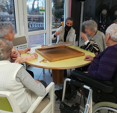 Atelier éducatif avec jeux géants en EHPAD